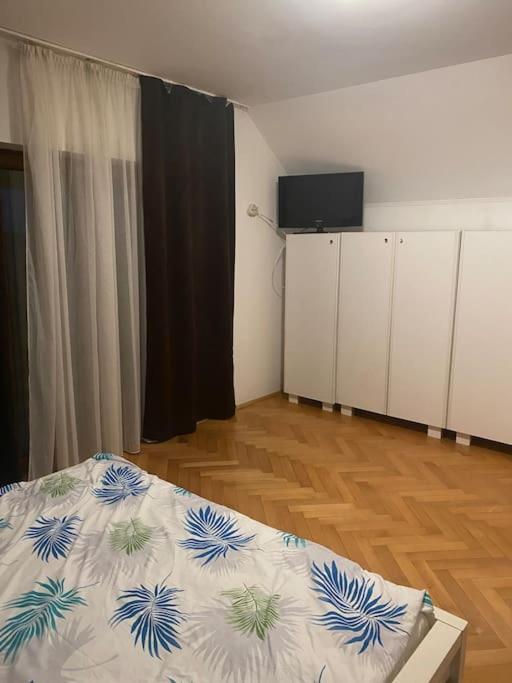 Vila Primitoare In Apropiere De Aeroport Ghiroda Exteriér fotografie